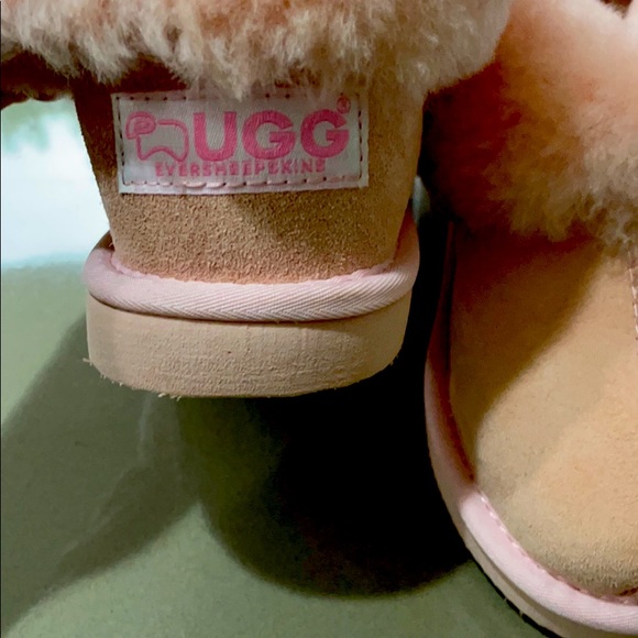 UGG GENUINE ladies pink slippers - NEW - Size 5-6 - Picture 2 of 4